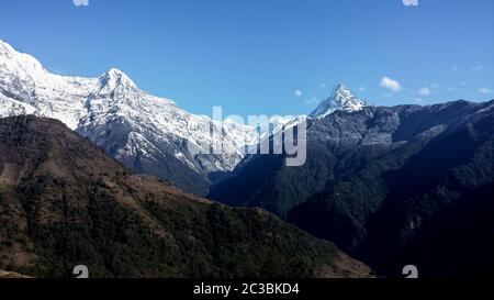South Annapurna und Machapuchare im Himalaya, Pokhara, Nepal. Panoramablick auf den hohen Berg mit Schnee bedeckt. Herrliche Naturlandschaft. Stockfoto
