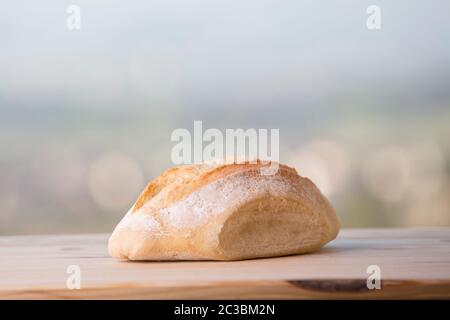 Frisches Brot am Holztisch auf Natur Hintergrund Stockfoto
