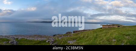 Überreste der WW2 an der Mündung des Loch Ewe, Wester Ross, Schottland, aufgestellte Marinegewehrwaffen, die als Rubha nan Sasan Battery bekannt sind Stockfoto