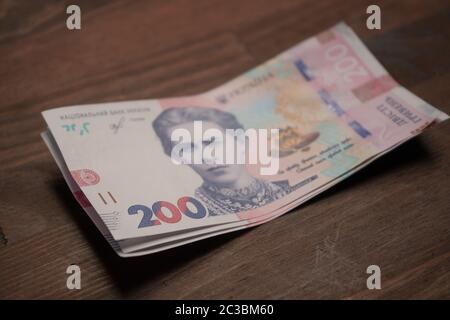 Bündel von neuen zweihundert Griwna Noten. Pack von neuen ukrainischen Geld, Papier hrywnias. Selektiver Fokus auf die Zahl 200 im Vordergrund. Cash-Konzept Stockfoto