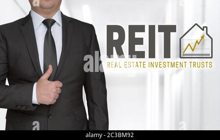 REIT-Konzept und Geschäftsmann mit Daumen nach oben. Stockfoto