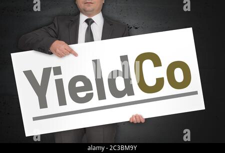 Unternehmer hält YieldCo Namensschild Konzept. Stockfoto