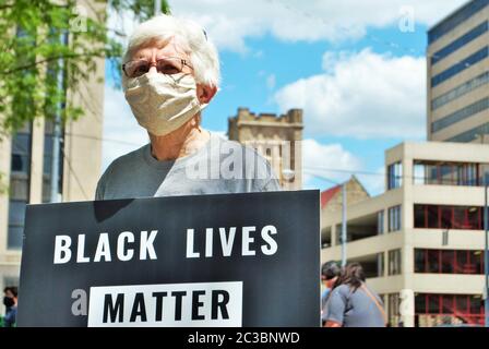 Dayton, Ohio, Vereinigte Staaten 05/30/2020 Demonstranten bei einer Kundgebung mit schwarzen Menschenleben halten Schilder und tragen Masken Stockfoto