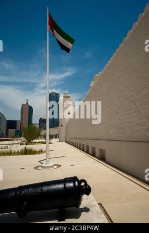 In der Stadt Abu Dhabi Es gibt mehr zu sehen als nur die Große Moschee. Das Qasr Al Hosn ist ein gutes Beispiel für einen beeindruckenden Anblick in der Stadt. Stockfoto