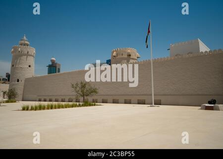 In der Stadt Abu Dhabi Es gibt mehr zu sehen als nur die Große Moschee. Das Qasr Al Hosn ist ein gutes Beispiel für einen beeindruckenden Anblick in der Stadt. Stockfoto