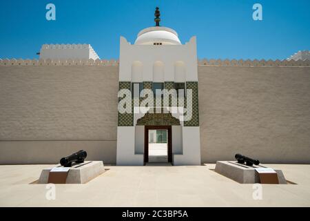 In der Stadt Abu Dhabi Es gibt mehr zu sehen als nur die Große Moschee. Das Qasr Al Hosn ist ein gutes Beispiel für einen beeindruckenden Anblick in der Stadt. Stockfoto