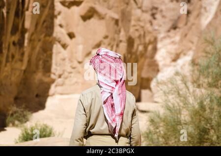 beduinen in weiß geht in der Schlucht in der Wüste zwischen den Felsen in Ägypten Dahab Süd Sinai Stockfoto