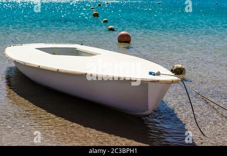 Tethered Boot in türkisfarbenem Wasser mit Bojen in Ägypten Dahab Süd Sinai Stockfoto