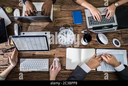Hohe Betrachtungswinkel der Wecker auf dem Schreibtisch in der Sitzung im Amt Stockfoto