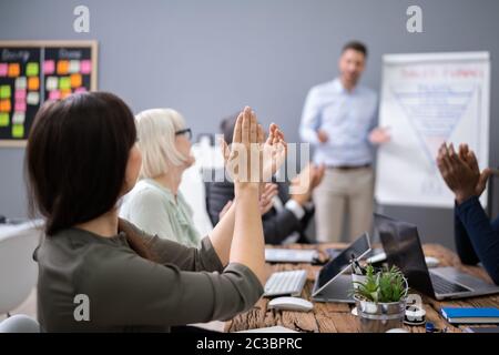 Gruppe der erfolgreiche Geschäft Leute an der Vorlesung Fragen Stockfoto