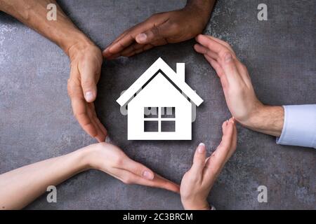 Gruppe von Personen Schutz Ausschnitt Haus Form Stockfoto