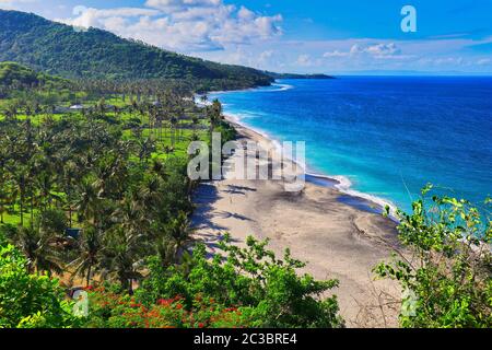 Ein wunderschöner Strand am Aussichtspunkt in Sinjai, Lombok, Indonesien, Asien Stockfoto