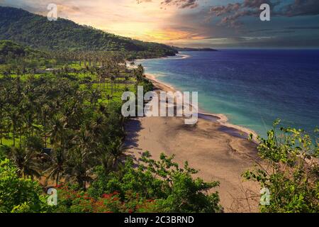 Ein wunderschöner Strand am Aussichtspunkt in Sinjai, Lombok, Indonesien, Asien Stockfoto