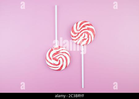 Flach legen Sweet Candy Lollipop Marshmallow buntes Muster auf rosa b ackground und kopieren Raum Stockfoto