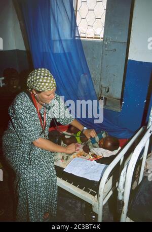 MSF Krankenschwester Behandlung von Baby im Galkayo Krankenhaus in Somalia 2005 Stockfoto