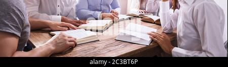 Gruppe von Jungen multiethnischen Menschen Lesen der Bibel Stockfoto