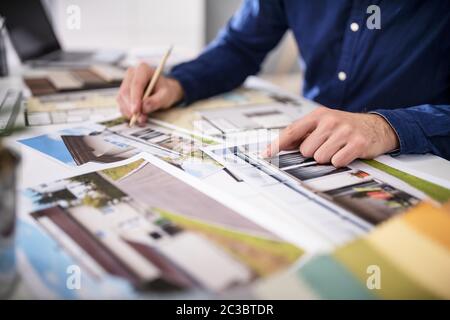 Seitenansicht von Immobilien Designer Arbeiten am Computer im Büro Stockfoto