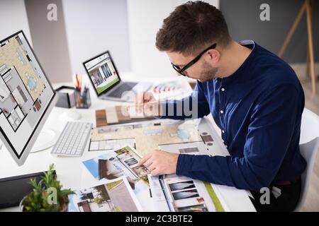 Seitenansicht von Immobilien Designer Arbeiten am Computer im Büro Stockfoto