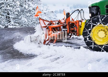 Traktor Reinigung Straße von Schnee Nach starker Schneefall Stockfoto