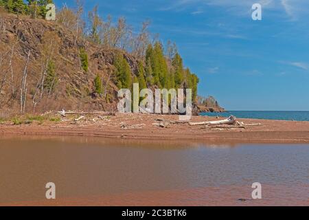 Sandbar an der Einmündung des Gooseberry River in den Lake Superior Stockfoto