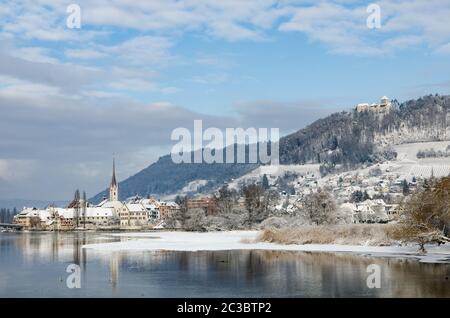 Historische Altstadt Stein am Rhein mit der St. George's Abbey und Burg Hohenklingen im Winter, Kanton Schaffhausen, Schweiz Stockfoto