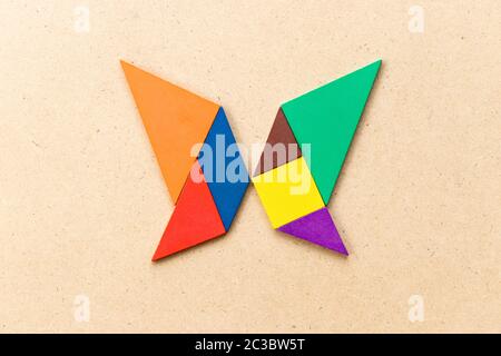 Farbe tangram Puzzle in butterfly Form auf Holz Hintergrund Stockfoto