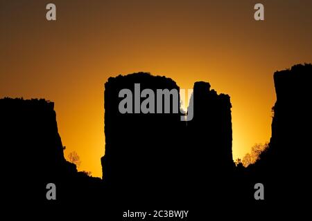 Rock Silhouetten bei Sonnenuntergang, das Tal der Verwüstung, Camdeboo Nationalpark, Südafrika Stockfoto