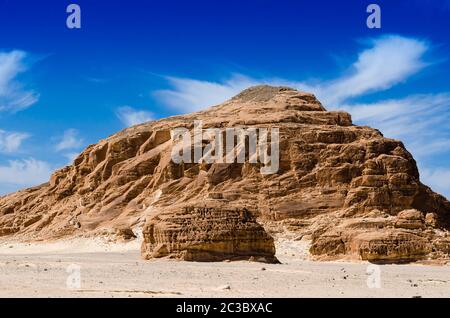 Hohe Rocky Mountains gegen den blauen Himmel und weiße Wolken in der Wüste in Ägypten Dahab, South Sinai