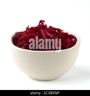 Geriebene rote Bete in Keramik Schüssel. Zerkleinerte rote Beete Salat isoliert auf weißem Stockfoto