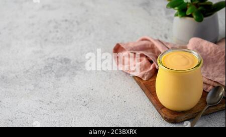 Gelbe Mango Lassi auf grauem Hintergrund. Indische mango Joghurt Drink mit Kopie Raum gelassen. Stockfoto