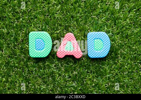 Spielzeug Schaum Buchstaben in Wort Papa auf grünem Gras Hintergrund Stockfoto