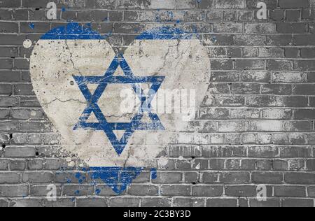 Grunge distressed heqart geformte Flagge Israel malte auf alten verwitterten grauen Mauer Stockfoto