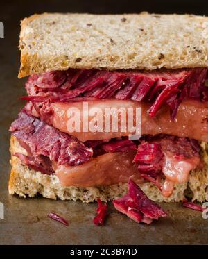 Nahaufnahme von rustikalem amerikanischen reuben Corned Beef Sandwich Stockfoto