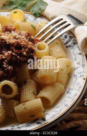 Teller Mezze Maniche mit Fleischsoße Stockfoto