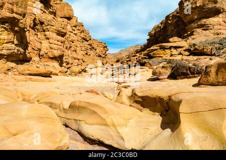 Farbige Schlucht mit in Ägypten Dahab Süd Sinai Stockfoto