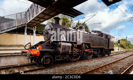 Alte vintage Dampfzug oder Lok kam am Bahnhof oder Plattform, Greystones, Irland Stockfoto