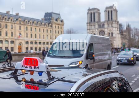 Paris-Taxi singen auf dem Dach eines Transport-Autos in der französischen Hauptstadt. Stockfoto