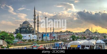 Istanbul, Türkei - 07.12.2019. Viele Menschen im Stadtteil Eminönü in Istanbul an einem sonnigen Sommertag Stockfoto