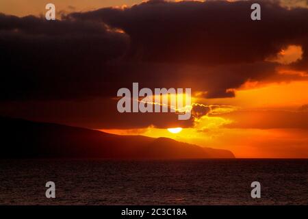 Sonnenuntergang an der Küste der insel sao miguel auf den azoren Stockfoto