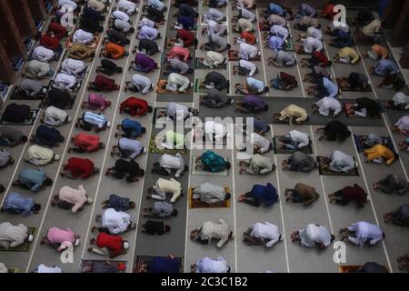 Dhaka, Dhaka, Bangladesch. Juni 2020. Man sah, wie die Menschen Gesichtsmasken und Handschuhe tragen, während sie am freitag das Gebet durchmachten, indem sie soziale Distanz in der Moschee hielten. Kredit: MD. Rakibul Hasan/ZUMA Wire/Alamy Live Nachrichten Stockfoto