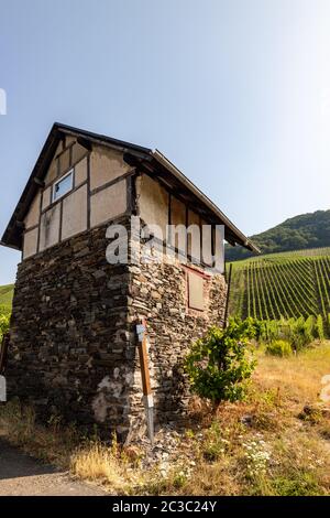 Altes Landhaus in den Weinbergen an der Mosel in der Nähe von Bernkastel-Kues Stockfoto