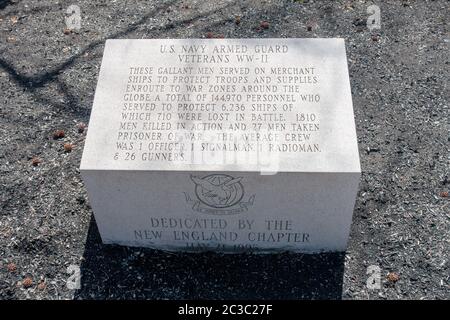 Gedenkstein mit Gravur für die Kriegsveteranen der US Navy WW II Stockfoto