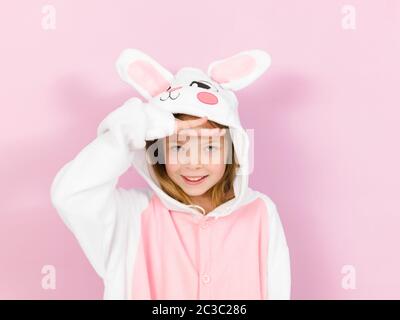 Hübsches blondes Mädchen mit gemütlichen Hase Kostüm posiert im Studio Stockfoto