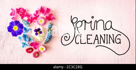 Holz- Hintergrund mit Englisch Kalligraphie Frühjahrsputz. Farbenfrohe Frühling Blüten Herz Stockfoto