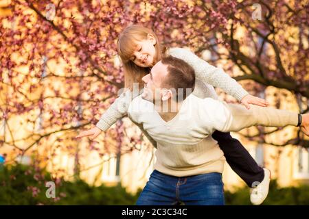 Glücklicher Vater und Kind verbringen Zeit im Freien. Fliegen wir. Unterstützung für die Familie Stockfoto