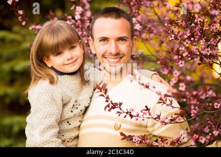 Nahaufnahme Porträt hübsche Tochter umarmt kaukasischen Vater. Familie genießen Sie Zeit zusammen. Glückliche, vielfältige Familie. Alles gute zum Vatertag Stockfoto