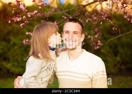 Nahaufnahme Porträt hübsche Tochter umarmt kaukasischen Vater. Familie genießen Sie Zeit zusammen. Glückliche, vielfältige Familie Stockfoto