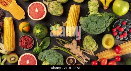 Veganes Speisepanorama, obenliegender Schuss aus frischem Obst, Gemüse, Pasta, Hülsenfrüchten und Pilzen, ein flacher Lay Stockfoto