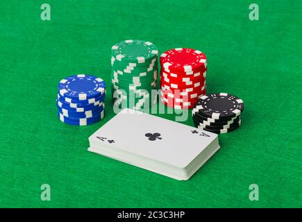 Casino Chips und Karten spielen am grünen Tisch Stockfoto