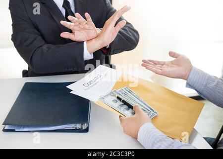 Geschäftsmann ablehnt, Geld, das mit Vereinbarung Papier kommen zu erhalten - keine Bestechung und Korruption Konzept Stockfoto